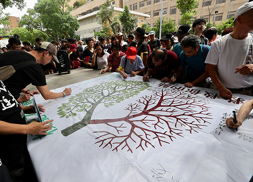 民眾簽名支持以核養綠公投