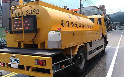 秋老虎發威！新北啟動防熱機制   路面灑水降溫
