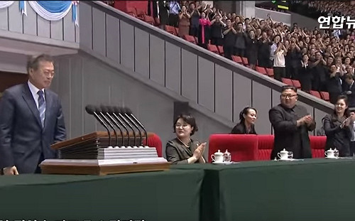首例！文在寅看大型表演致詞7分鐘  15萬北韓人民齊歡呼（影）