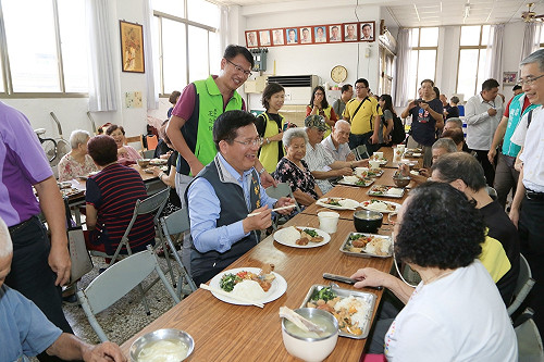 與關懷據點長輩共餐  林佳龍分享敬老愛心卡服務訊息