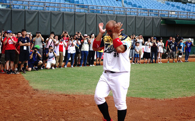 淚流不止！張泰山最後跑壘高喊再見