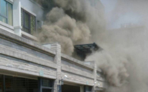 高雄茄萣住宅傳火警！1消防員遭嗆傷送醫不治(影)