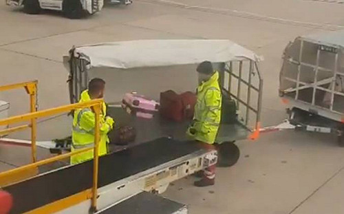 行李甩上運輸車撞凹 英國機場地勤搬運工遭解雇