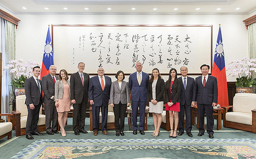 總統在外賓面前批中國打壓  中評社：慣用告洋狀伎倆