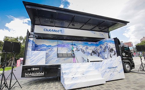 台北街頭也能玩滑雪  百萬級滑雪體驗車4天快閃