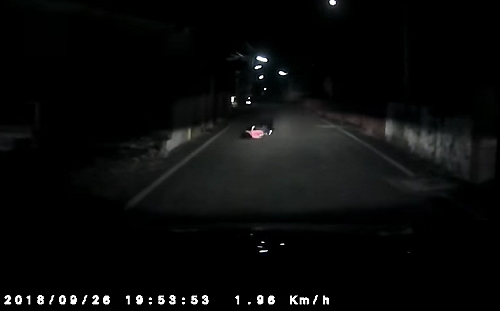 驚見「紅衣小女孩」路中狂滾！駕駛傻眼：7月已過很久...