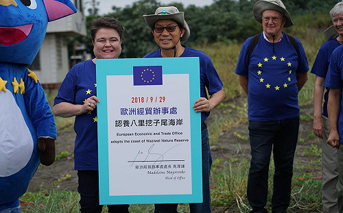 歐盟認養八里挖子尾沙灘  淨灘清出621公斤垃圾