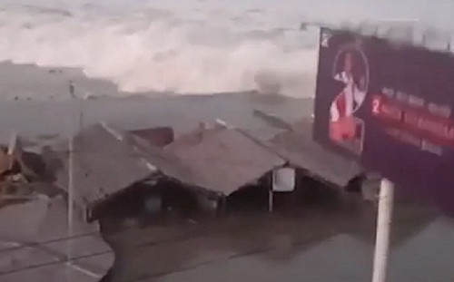 印尼7.5強震 2公尺高海嘯侵襲蘇拉威西島沖走民宅（影）