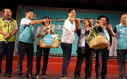 陳菊交付「菜擔子」 陳其邁一肩扛起擔負高雄未來