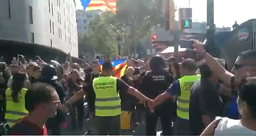 加泰隆尼亞獨立公投周年 統獨兩派爆衝突24傷