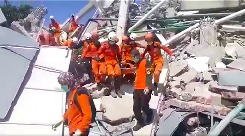 印尼飯店強震後估60人遭活埋　求救聲不斷
