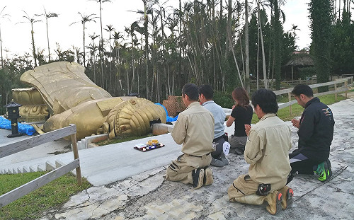 潭美發威 觀音像不敵強風倒地 123萬戶大停電