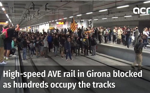 獨立公投遭禁1週年 加泰隆尼亞獨派佔據鐵道、封路怒吼