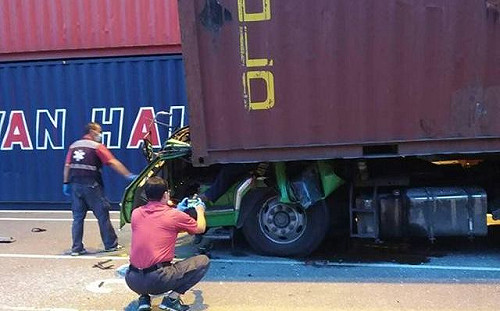 快訊》高雄碼頭吊運貨櫃突墜落 壓扁車頭駕駛慘死