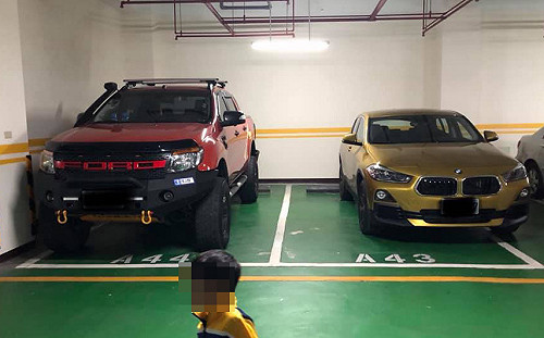 雙方互相尊重！2台百萬名車「離超遠」  網：都是內行人