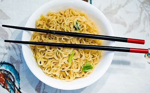 泡麵過期能吃？老爸一句話點醒他  網友震撼：無法反駁