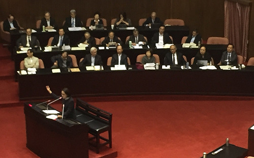 「新南向政策就是新的反共政策」 高金素梅質詢二度提醒張景森仔細聆聽