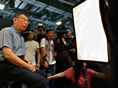 柯文哲現身白晝之夜  員警與人潮眾多  民眾問：誰來了？