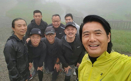 陽明山捕獲野生周潤發！ 不畏風雨照樣慢跑