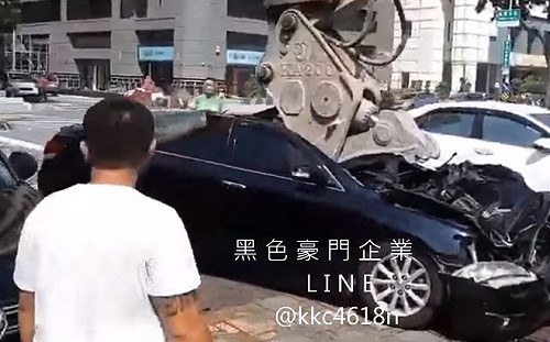 轎車擋住工地入口 遭怪手直接壓扁推進坑