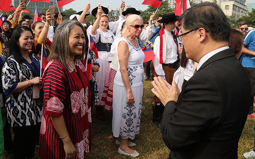 歡慶雙十 20餘外國藝術團隊台南觀禮升旗