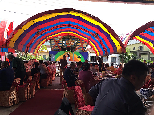 候選人上台致詞1小時還逐桌握手 網嘆：結婚別在選舉時