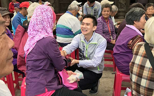 鄭朝方直播戰鬥日常  分享拉人氣