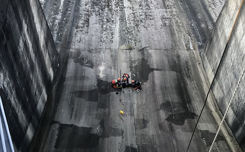 男墜石門水庫洩洪道 警消出動吊臂救人