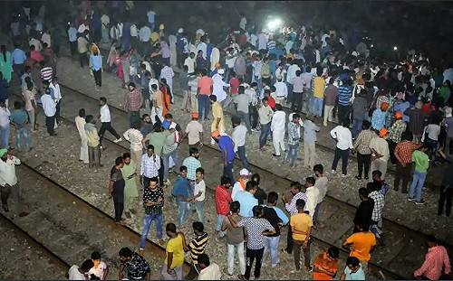 印度列車高速撞擊看節慶煙火群眾 至少50死