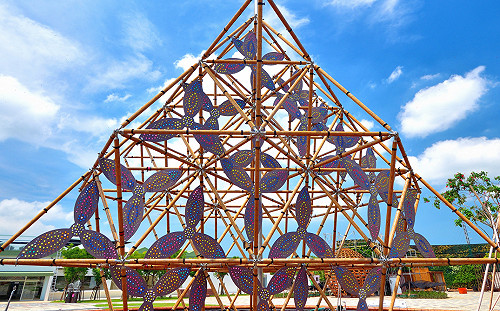 裝置藝術免電免線！台中花博外埔七彩的萬花筒全國首創