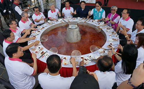 六尺長的鍋爐看過嗎？高雄岡山羊肉節獨步登場