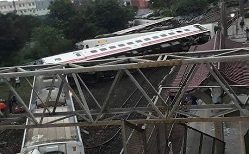 普悠瑪翻車意外 蔡英文：指派相關部門全力搶救！