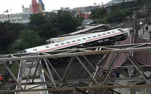 普悠瑪出軌翻覆！17人無生命跡象 30餘人重傷