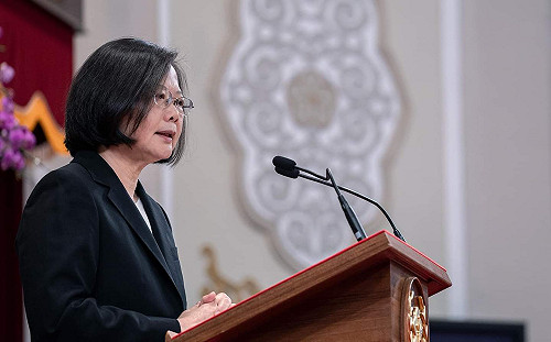 總統哀悼慰問普悠瑪車禍罹難者家屬  明赴宜蘭探視傷患