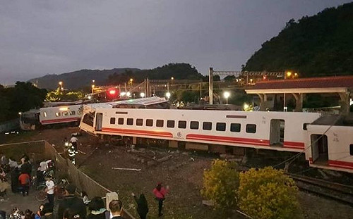 昨天當新娘、今天變孝女 家屬盼速查普悠瑪出事原因