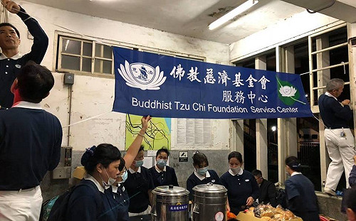 阻礙救援？普悠瑪現場挨批「誦經作秀」 慈濟：感恩針砭 