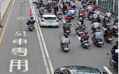 違規行駛公車專用道！北市警交通大隊：最高可裁罰1800元