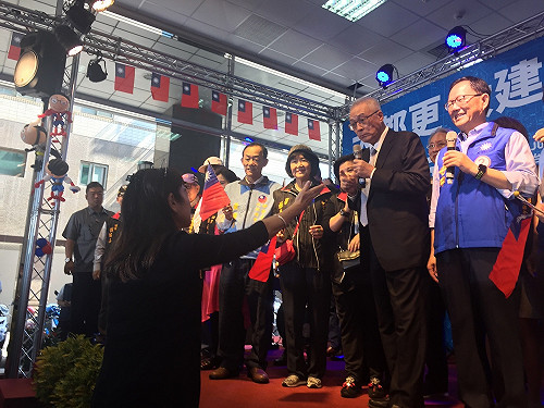 口嫌體正直？郝曼麗激喊「歡迎吳敦義總統」 吳口說困擾：反正幾乎所有工作都做過了