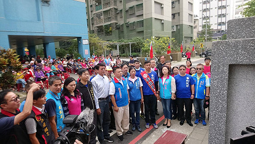 獻花蔣介石銅像 高思博：改變不能再等四年 讓北漂孩子回來