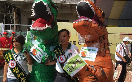 選戰花絮》當「鄰家龍」同框「真潮龍」……