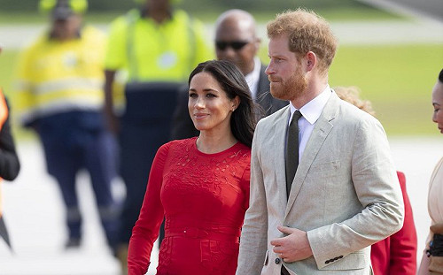 好糗！梅根訪東加  紅洋裝掛白色標籤搖擺