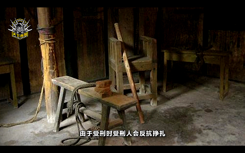 新疆再教育營像監獄  有警棍  手銬  催淚瓦斯  狼牙棒  老虎凳