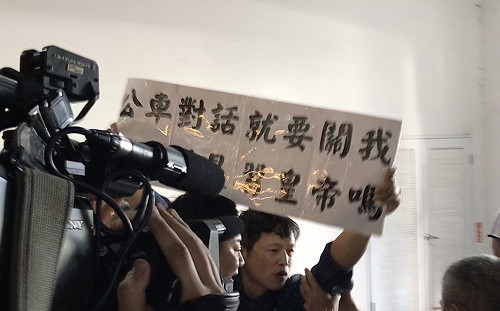 快訊》(影)公車上嗆聲遭判拘留  陳峻涵再抗議批柯是「習皇帝」