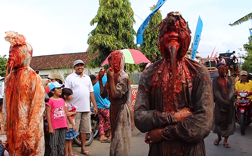 玩過頭！印尼少年扮包頭僵屍嚇人遭警嚴懲睡墓地