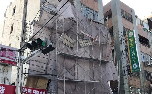 台中民宅工地鷹架6樓崩落 拉扯電線400餘戶停電