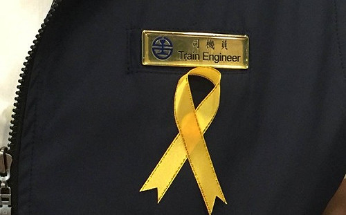 (影) 罹難者頭七日 普悠瑪行經傷心地新馬站鳴笛30秒致哀
