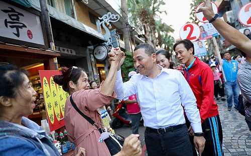 50m走20分鐘！侯友宜鶯歌掃街  攤商送瓷器高呼勝券在握