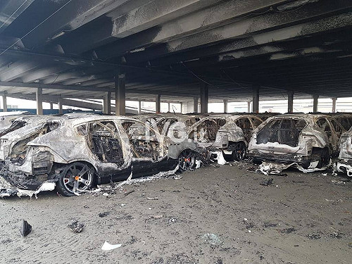 慘！義大利港口暗夜冒火   數百輛瑪莎拉蒂燒光光