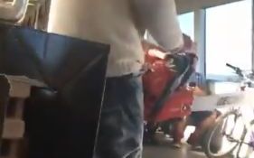 美國怪男在捷運狂揮電鋸 嚇壞乘客