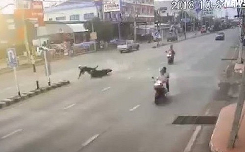 (影)接女友突自摔 騎士飛撞交通標誌「腰斬」慘死